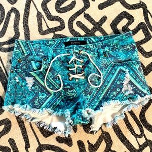 BILLABONG lite hearted shorts
